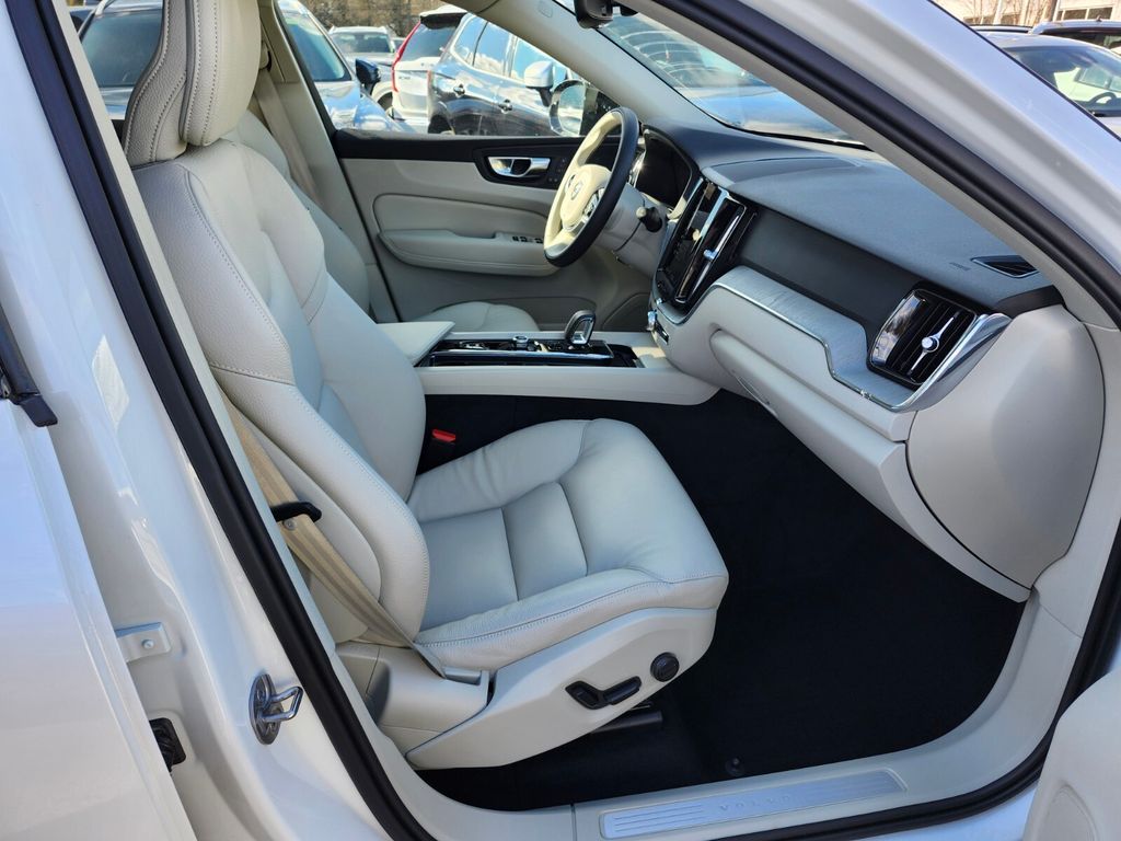 2025 Volvo XC60 Plus - Photo 9