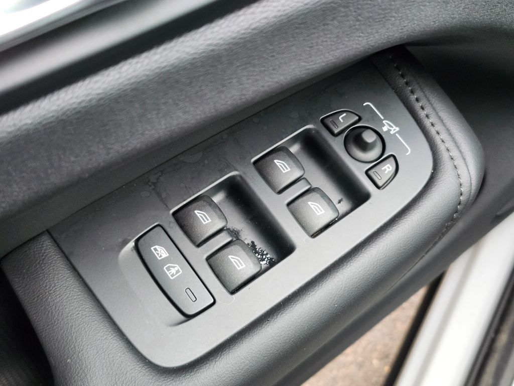 2025 Volvo XC60 Plus - Photo 13