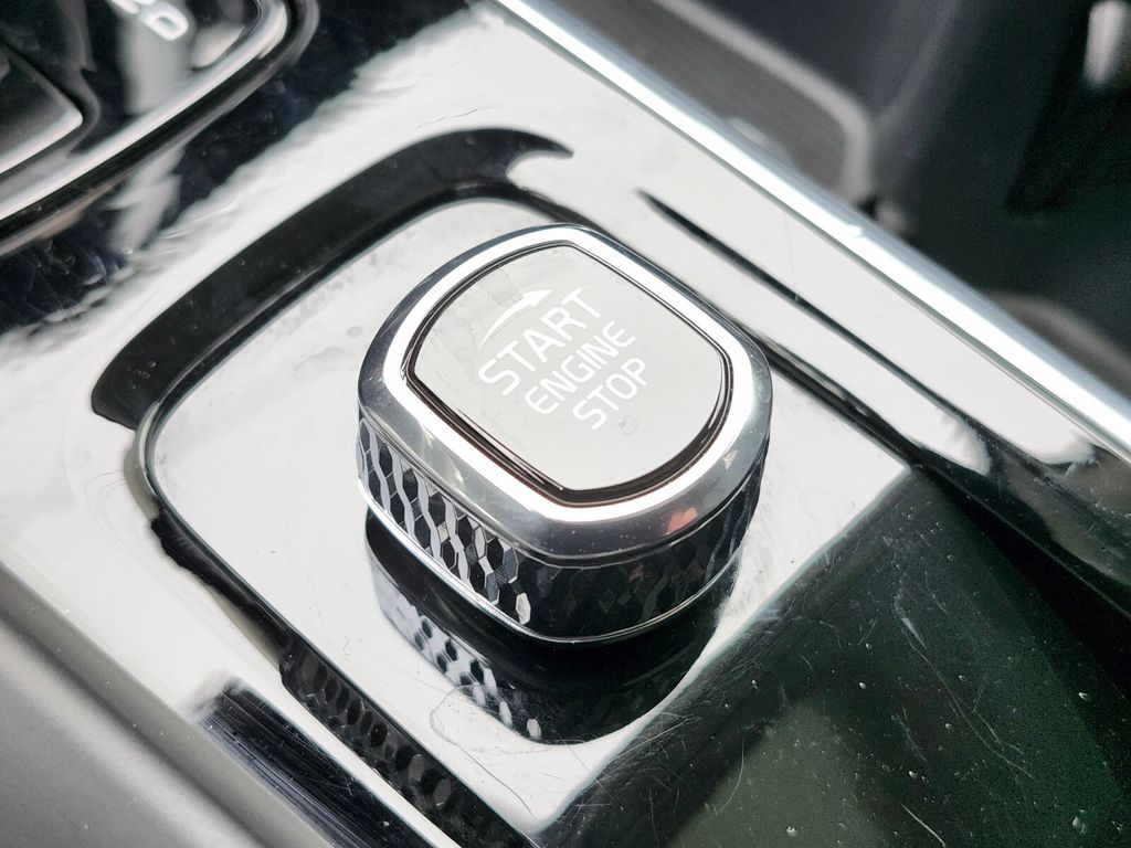 2025 Volvo XC60 Plus - Photo 22