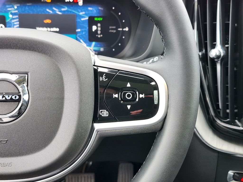 2025 Volvo XC60 Plus - Photo 25