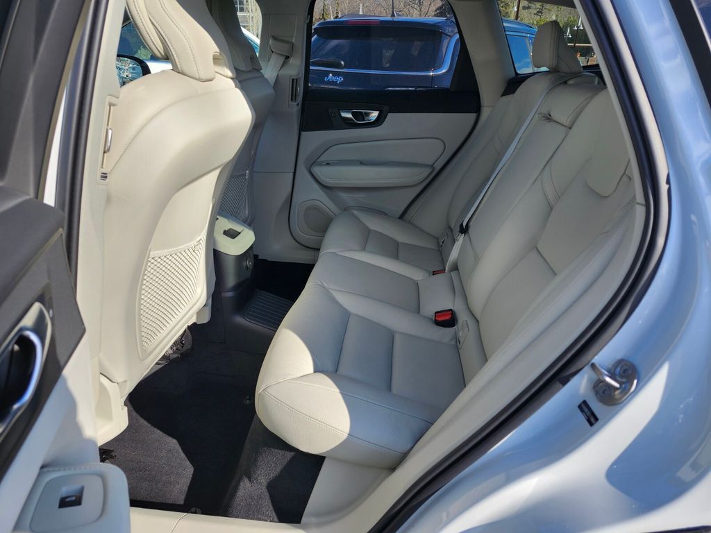 2025 Volvo XC60 Plus - Photo 14