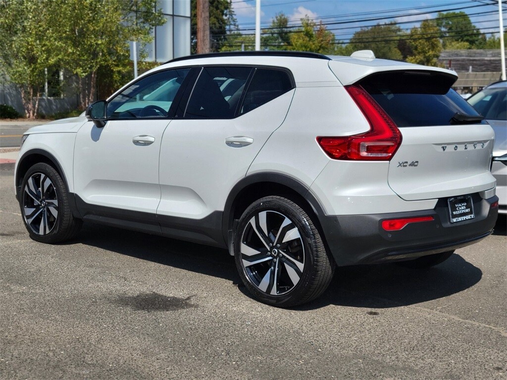 2025 Volvo XC40 Plus photo 3