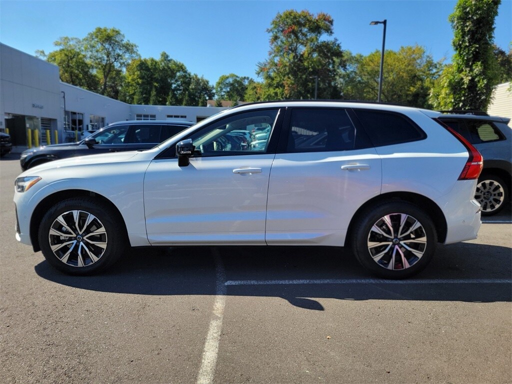 2025 Volvo XC60 B5 Plus photo 2