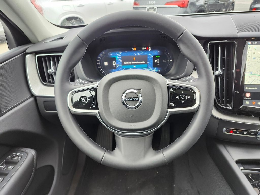 2025 Volvo XC60 Plus - Photo 9