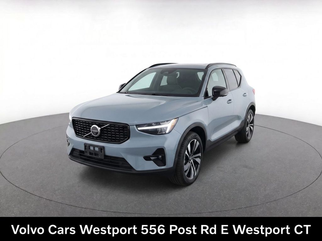 2024 Volvo XC40 B5 Plus Dark AWD's photo