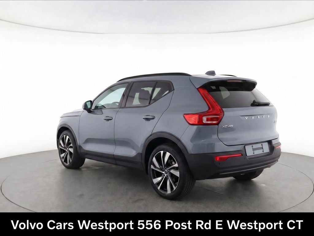 2024 Volvo XC40 B5 Plus Dark AWD's photo
