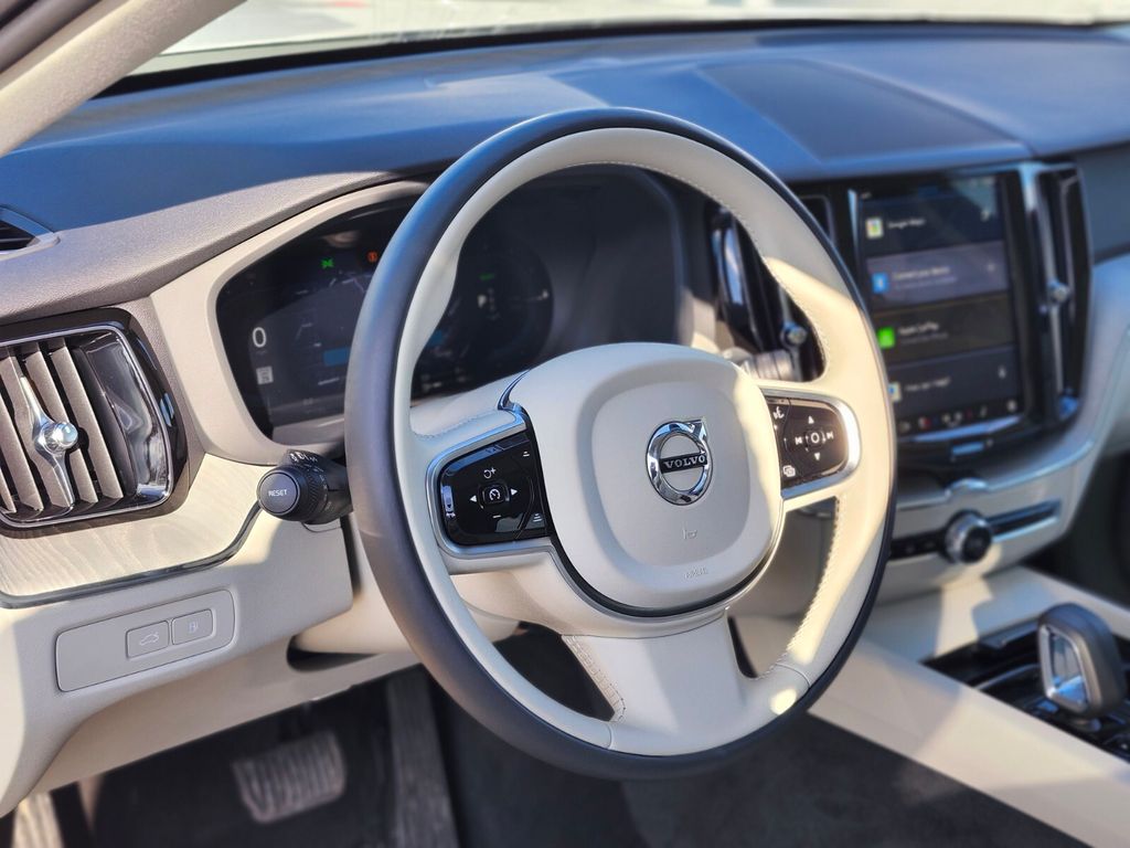 2025 Volvo XC60 Plus - Photo 19