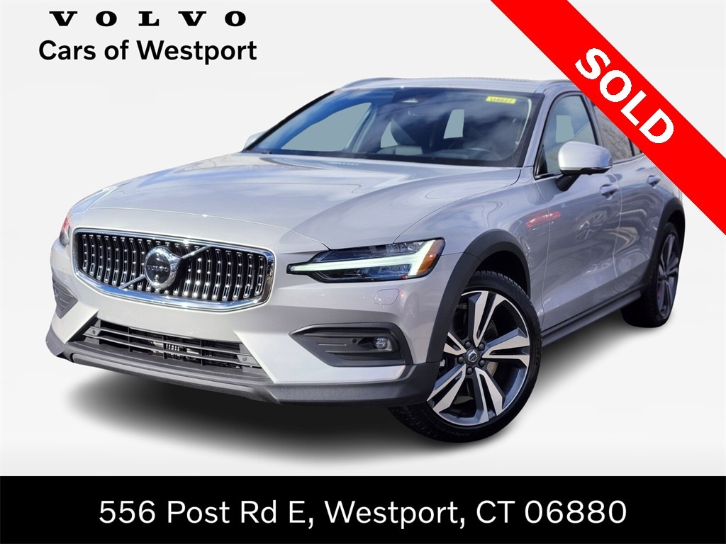 2025 Volvo V60 Cross Country Plus's photo