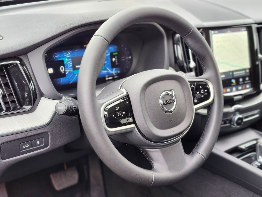 2025 Volvo XC60 Plus - Photo 17
