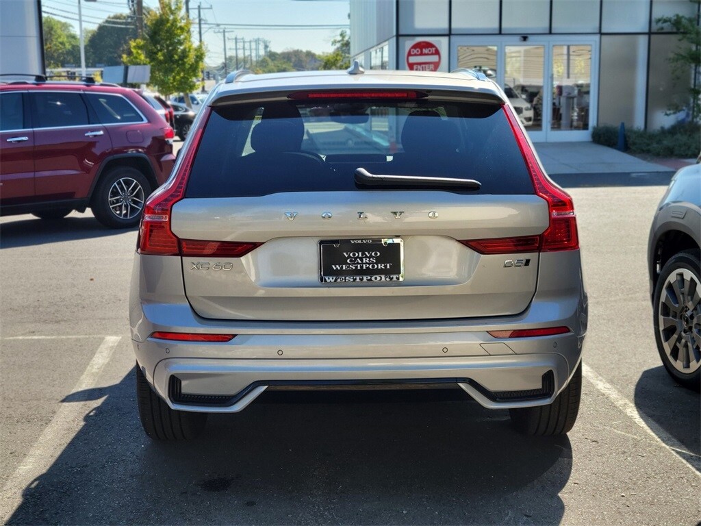 2025 Volvo XC60 B5 Plus photo 4