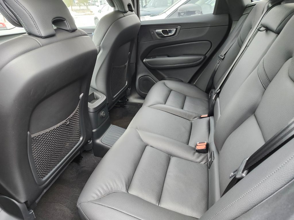 2025 Volvo XC60 Plus - Photo 12