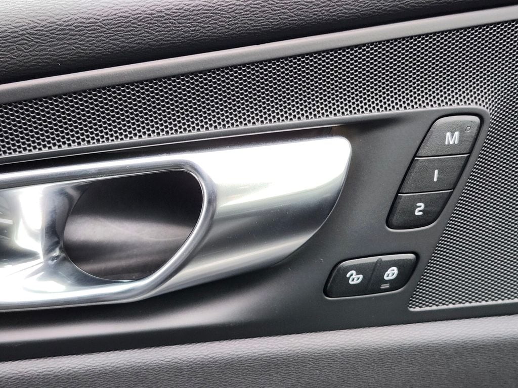 2025 Volvo XC60 Plus - Photo 14