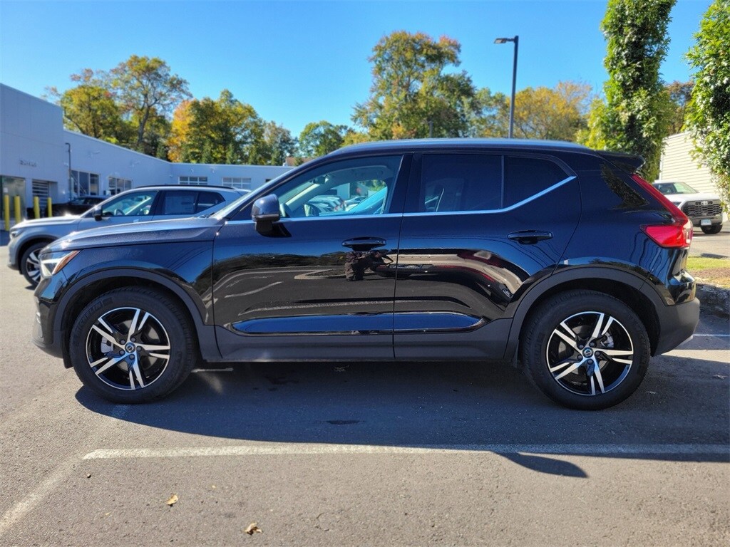 2025 Volvo XC40 Core photo 2