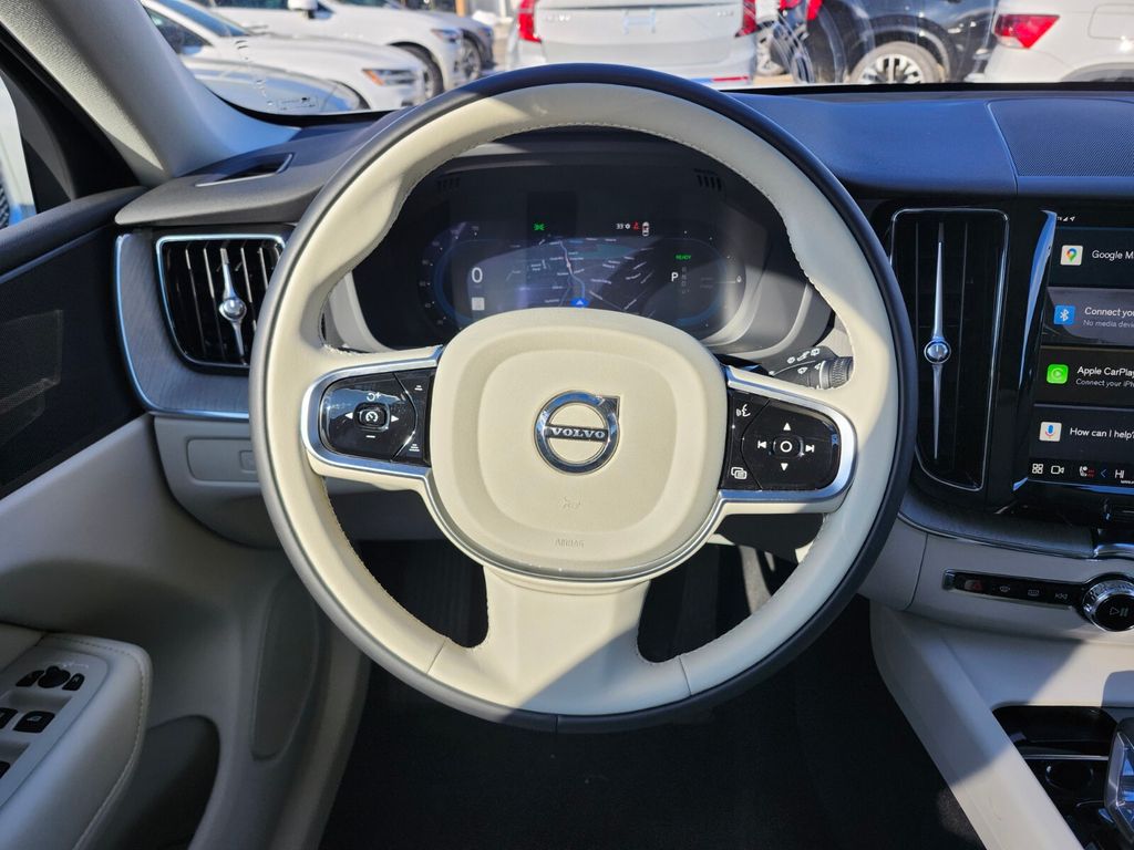 2025 Volvo XC60 Plus - Photo 11