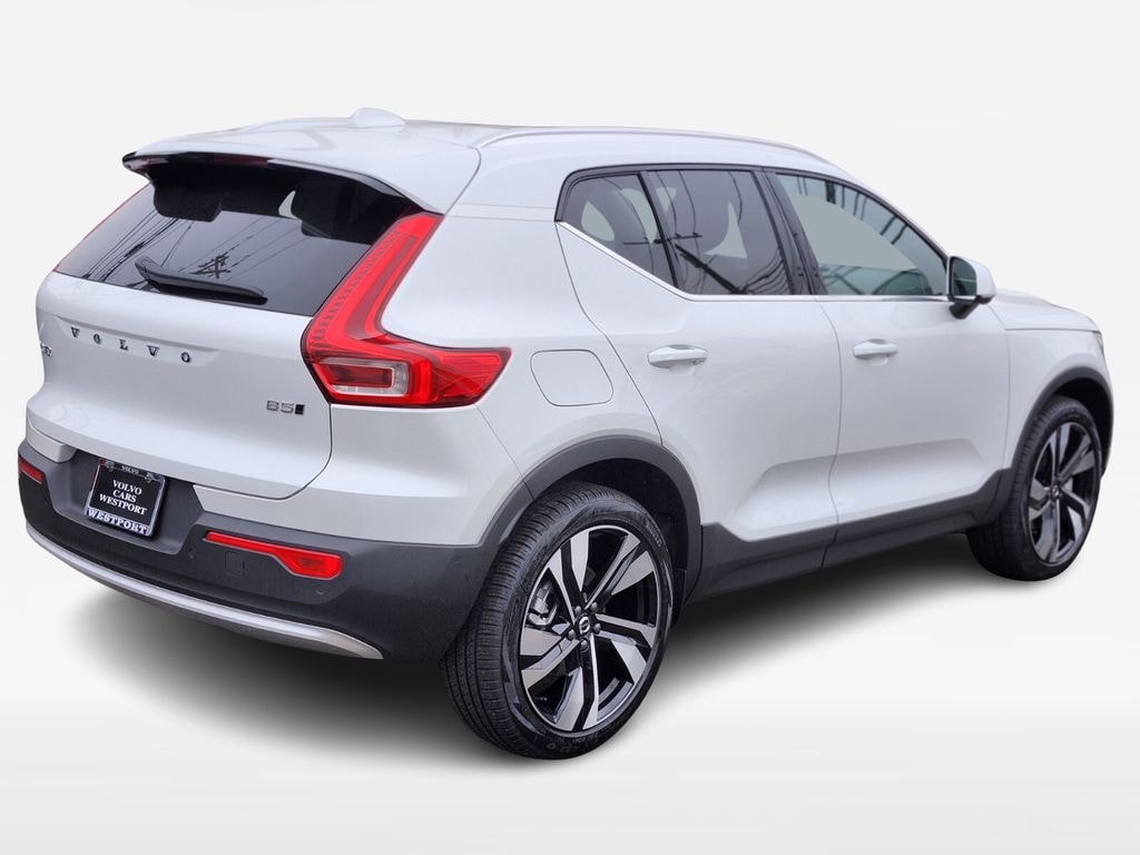 New 2025 Volvo XC40 B5 Ultra Bright Theme SUV