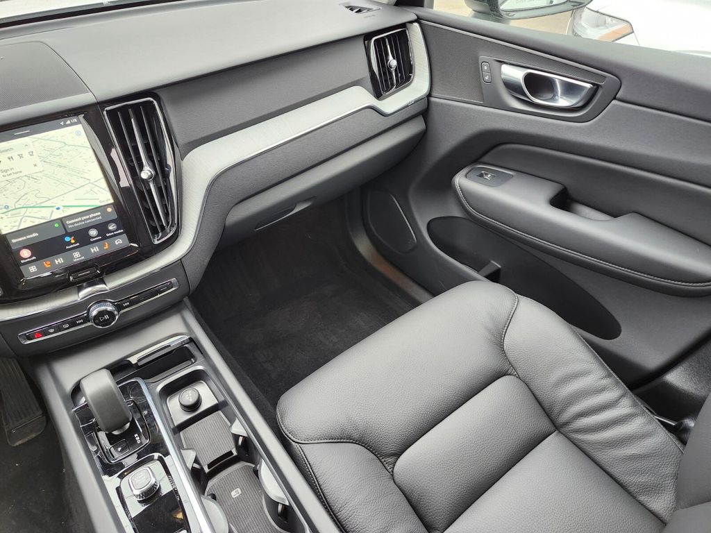 2025 Volvo XC60 Plus - Photo 11