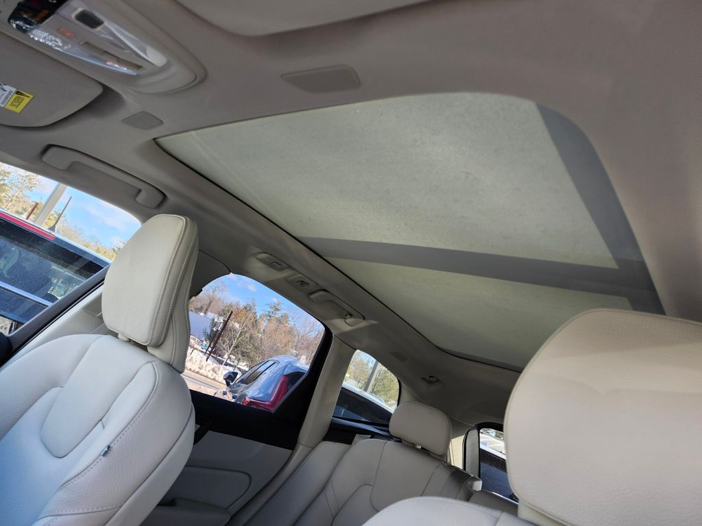 2025 Volvo XC60 Plus - Photo 18