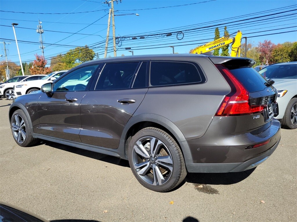2025 Volvo V60 Cross Country B5 Plus photo 2