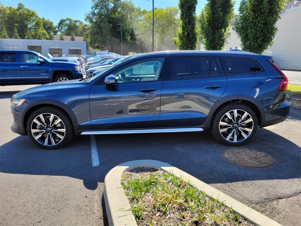 2024 Volvo V60 Cross Country B5 Ultimate photo 2