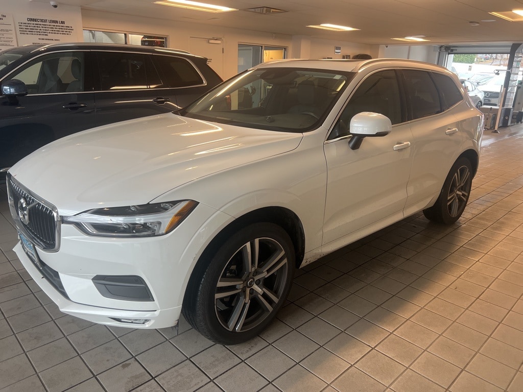 2021 Volvo XC60 Momentum's photo