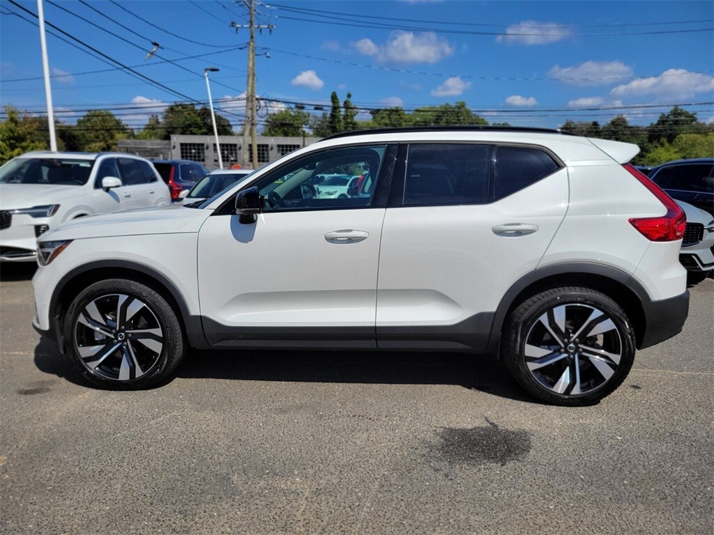 2025 Volvo XC40 Plus photo 2
