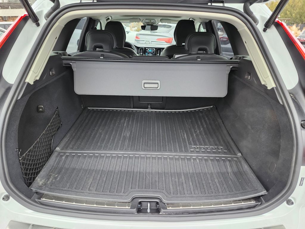 2025 Volvo XC60 Plus - Photo 29