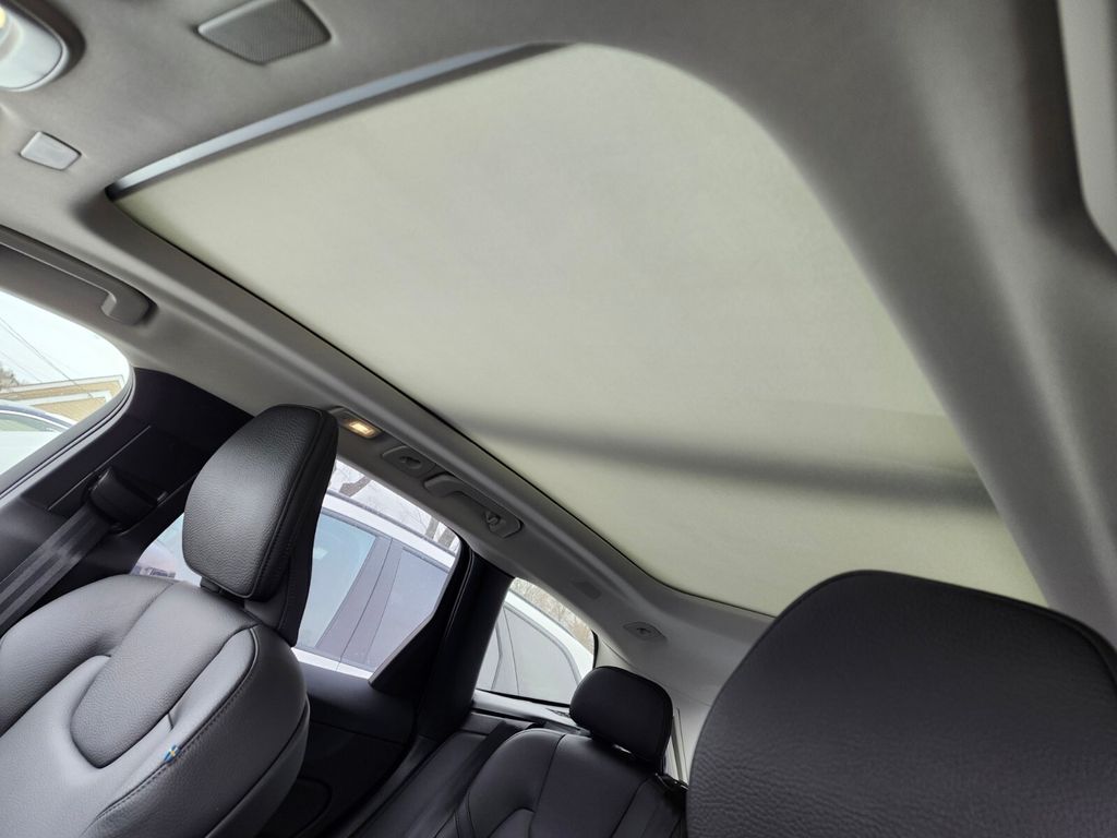 2025 Volvo XC60 Plus - Photo 16