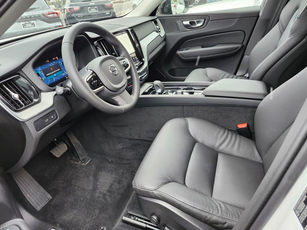 2025 Volvo XC60 Plus - Photo 15