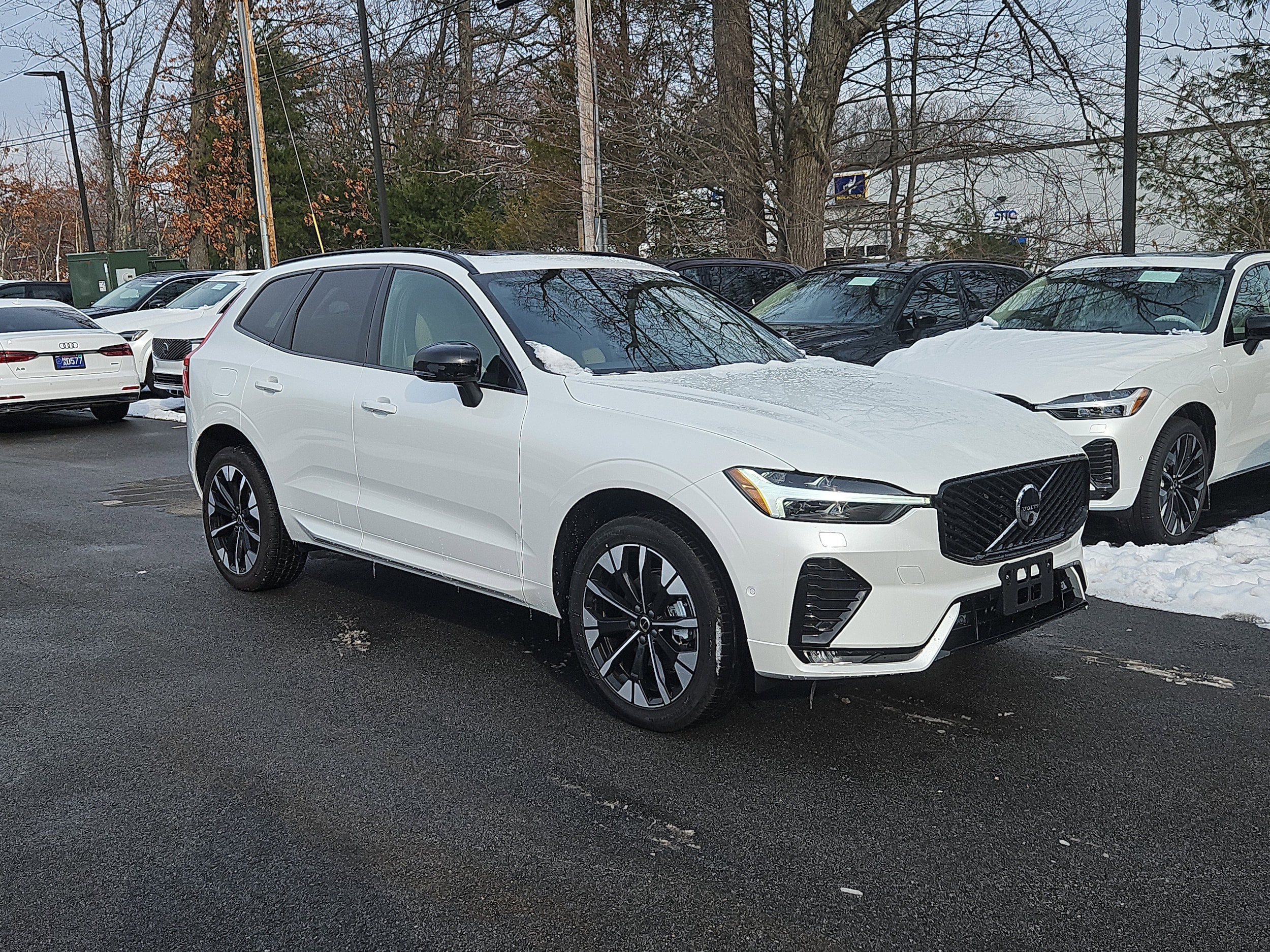 2026 Volvo XC60 Plus's photo