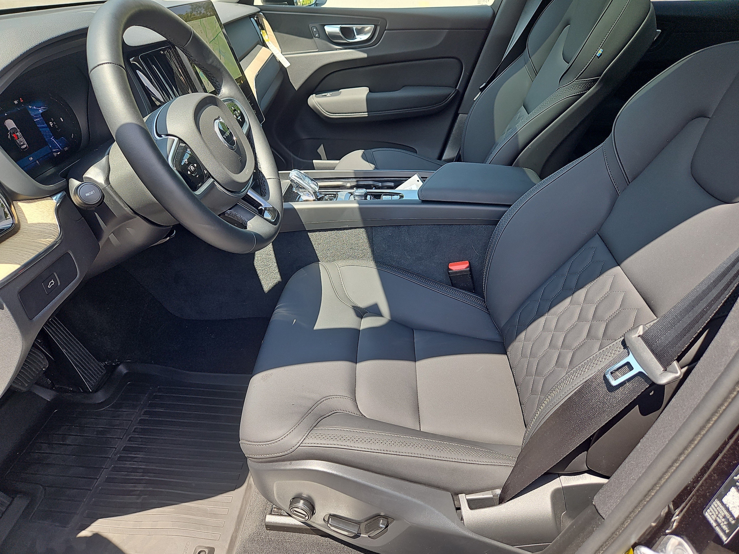 2026 Volvo XC60 Plus - Photo 31