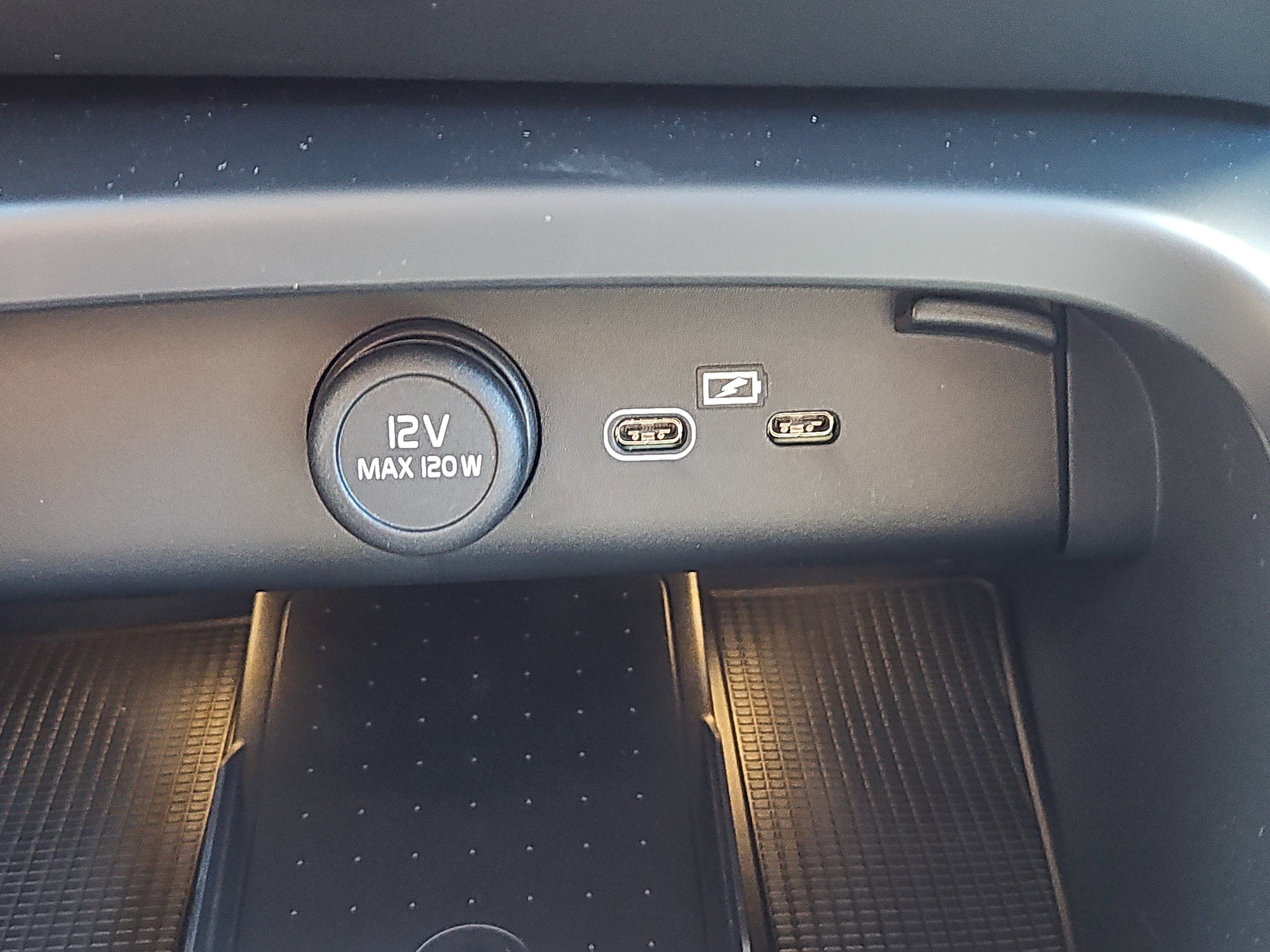 2026 Volvo XC40 Plus - Photo 7