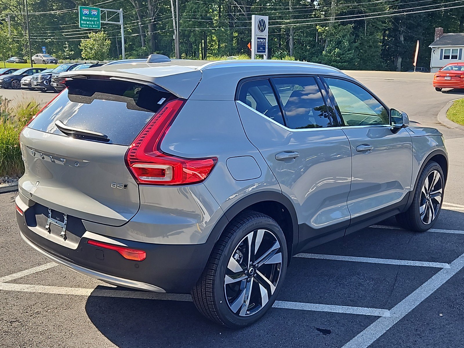 2025 Volvo XC40 photo 2