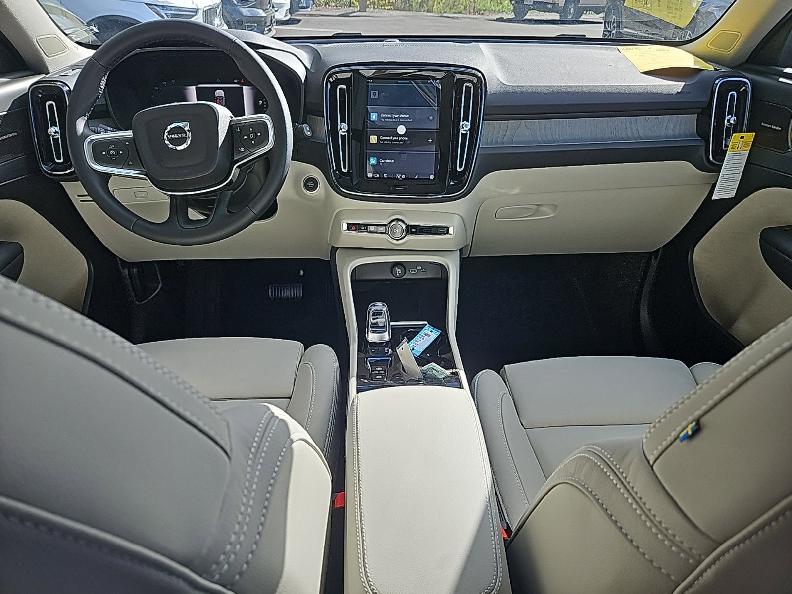 2025 Volvo XC40 Plus photo 3