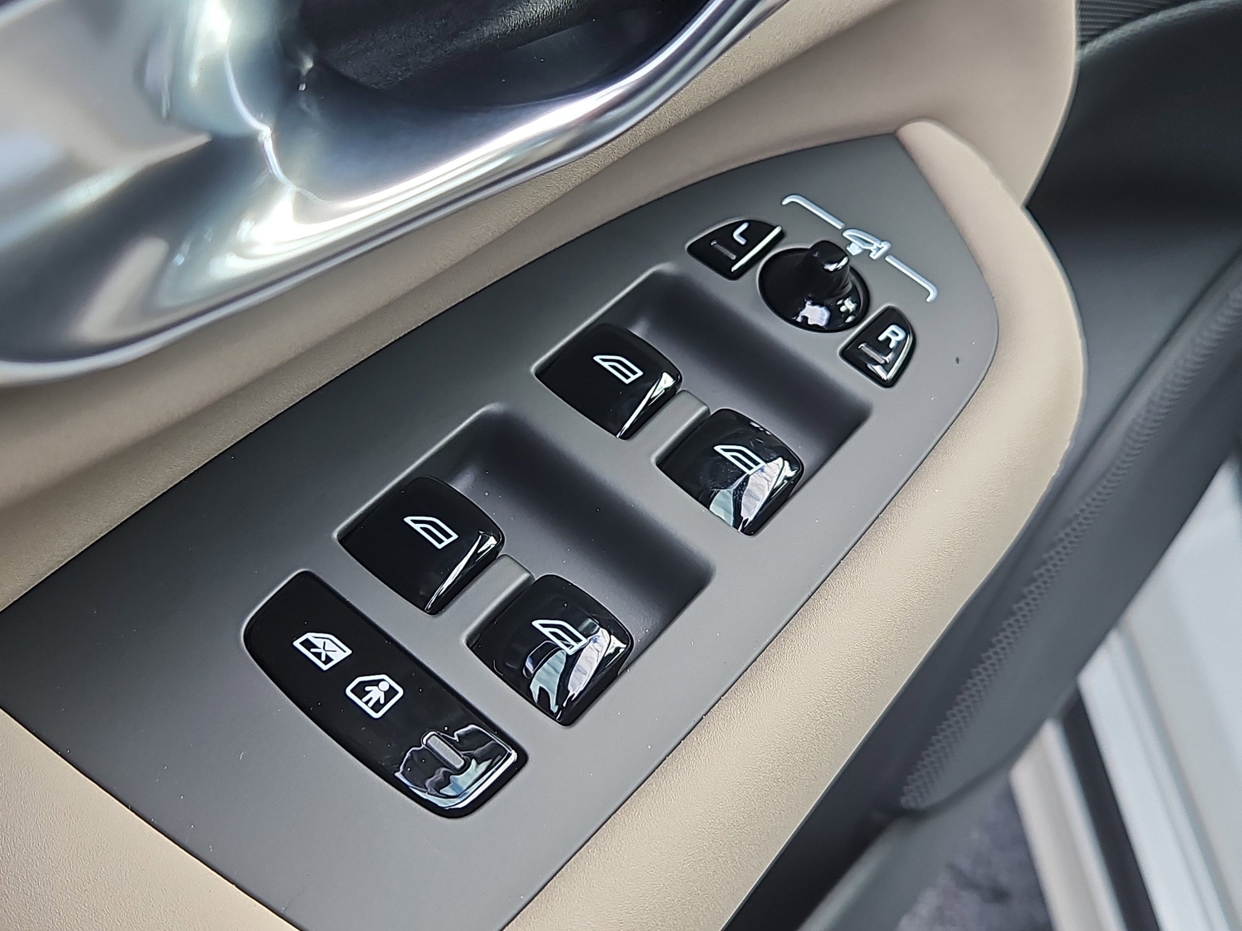 2026 Volvo XC90 Plus - Photo 18