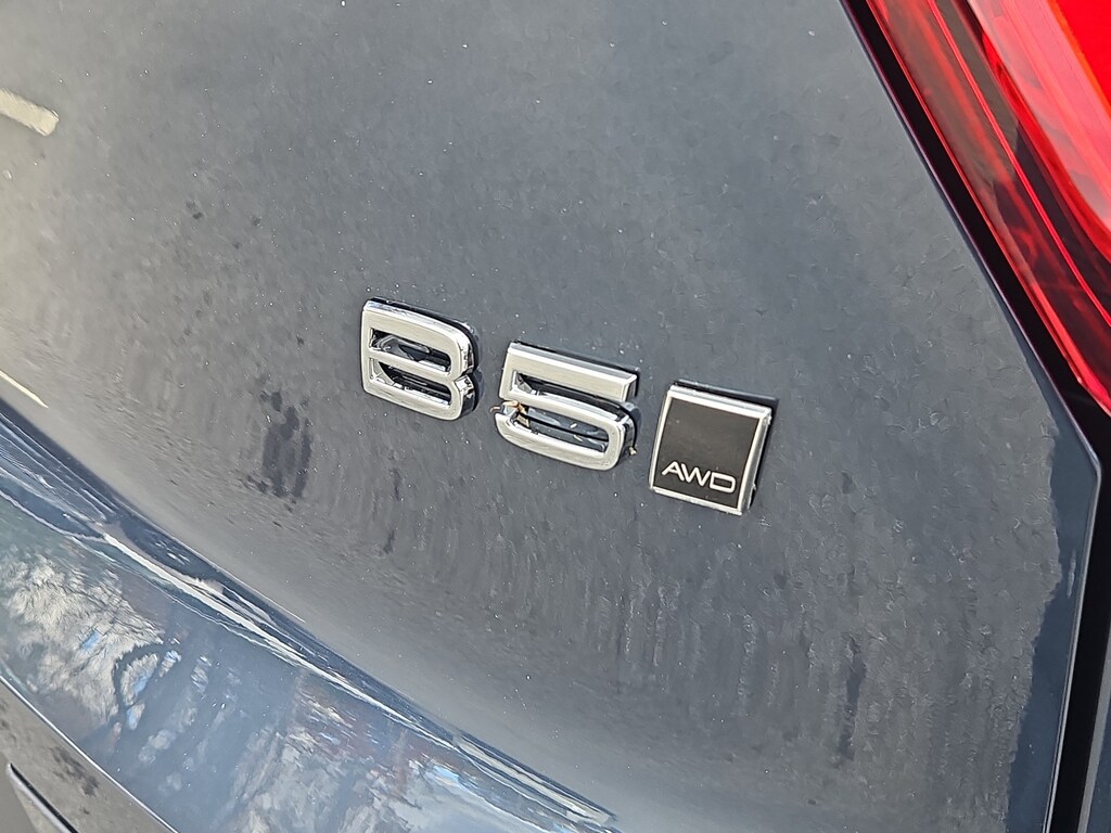 New 2026 Volvo XC40 B5 Ultra SUV