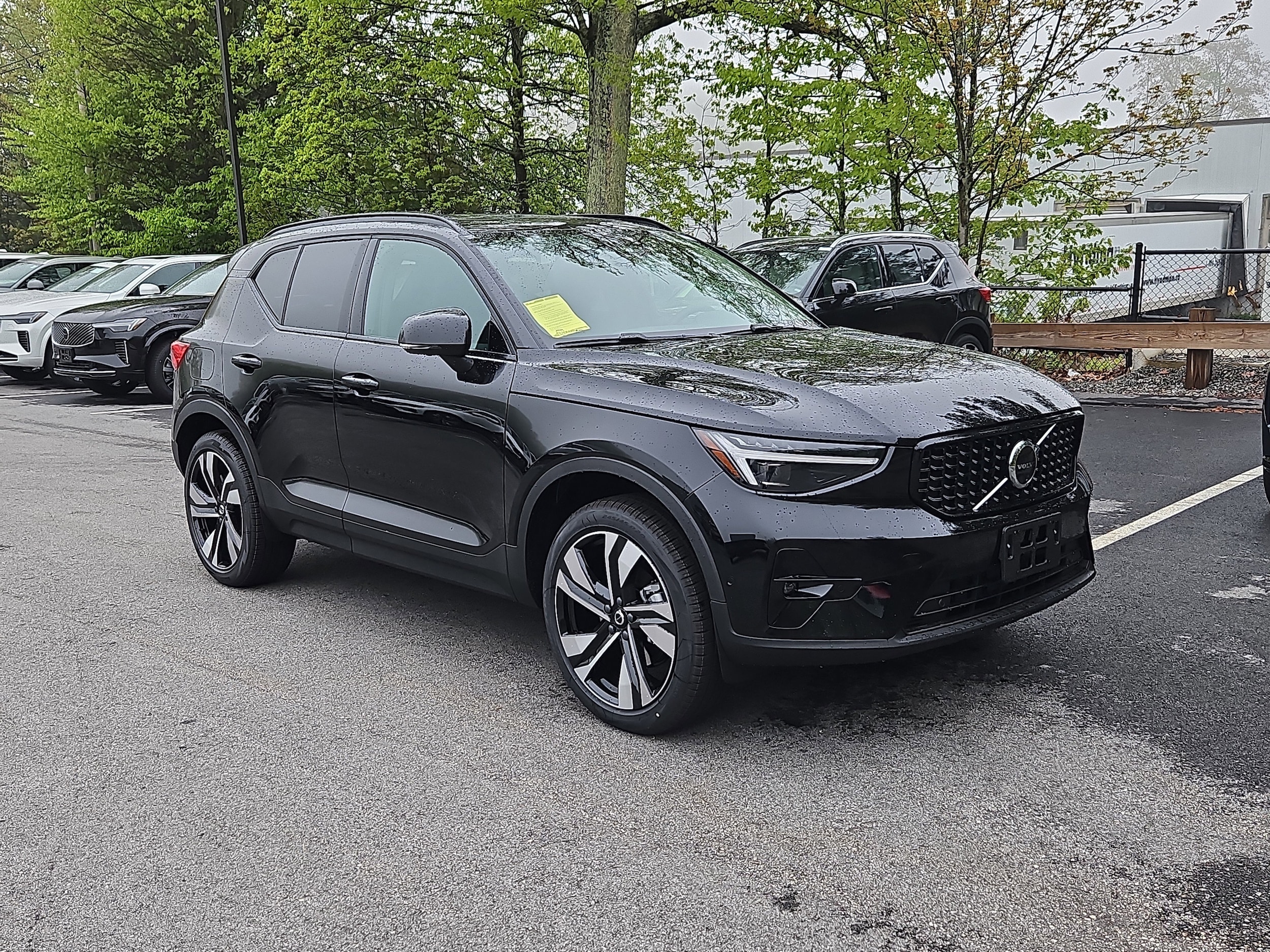 2025 Volvo XC40 B5 Ultra Dark Theme