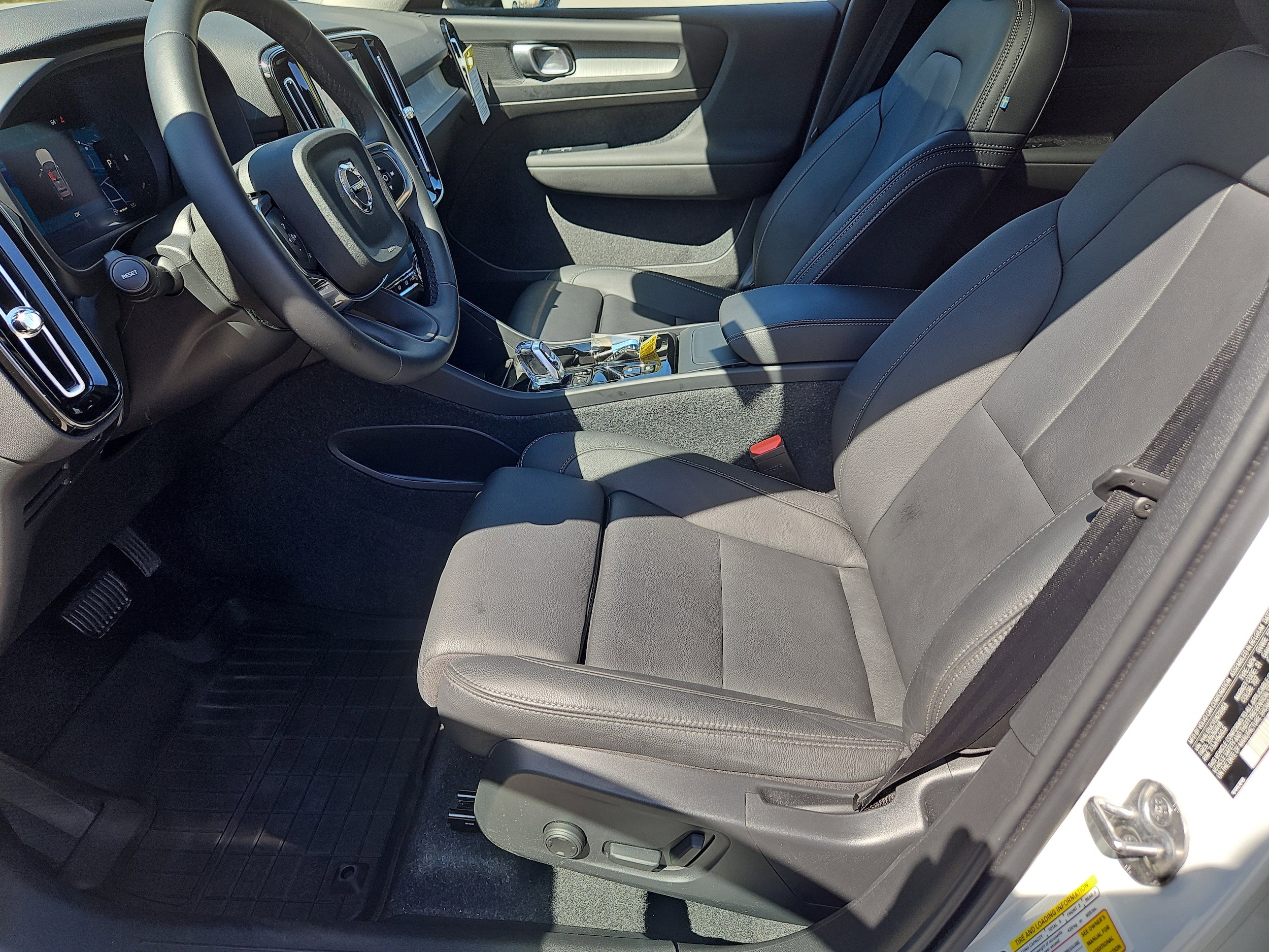 2026 Volvo XC40 Plus - Photo 30