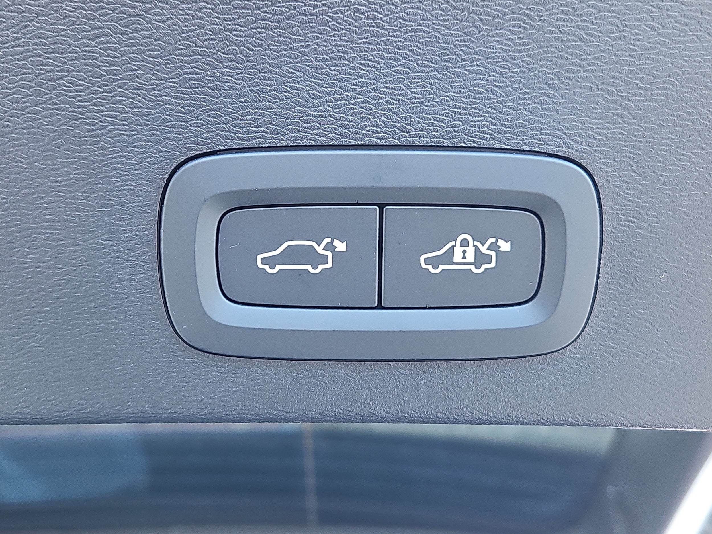2026 Volvo XC40 Plus - Photo 11