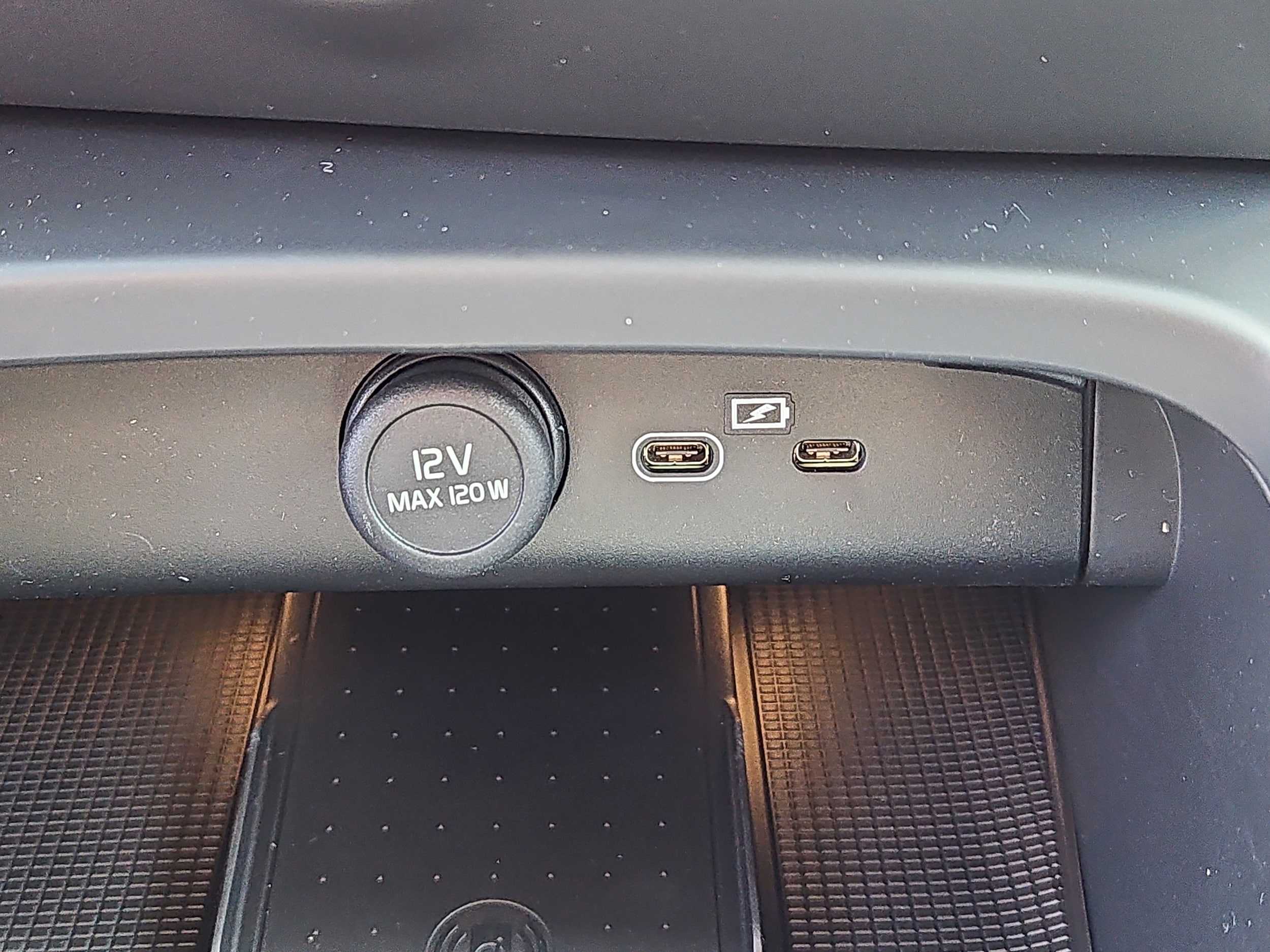 2025 Volvo XC40 Plus - Photo 8