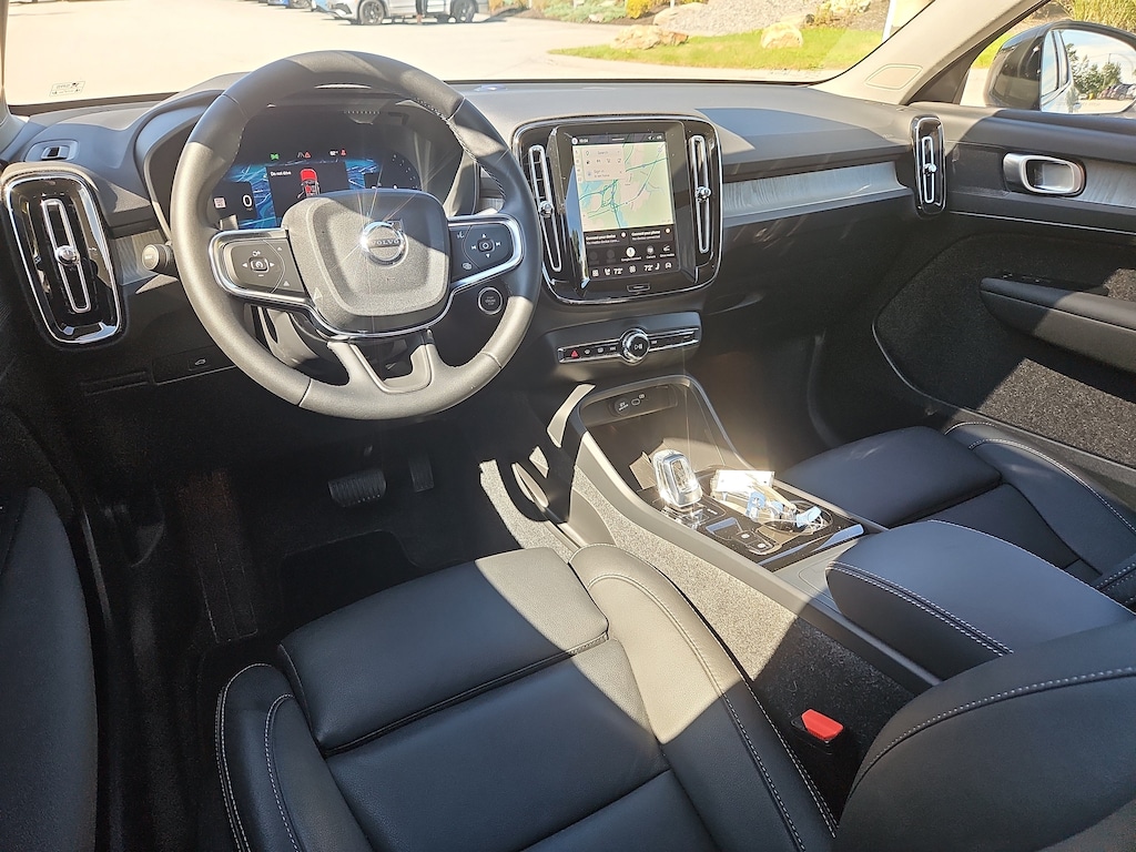Used 2025 Volvo XC40 Plus Dark Theme Sport Utility
