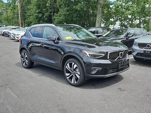 2025 Volvo XC40 B5 Plus Bright Theme SUV