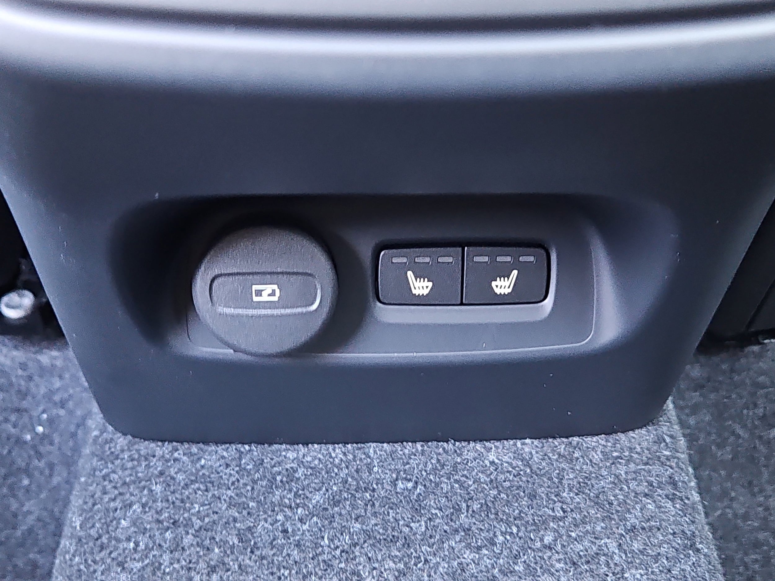2025 Volvo XC40 Plus - Photo 12