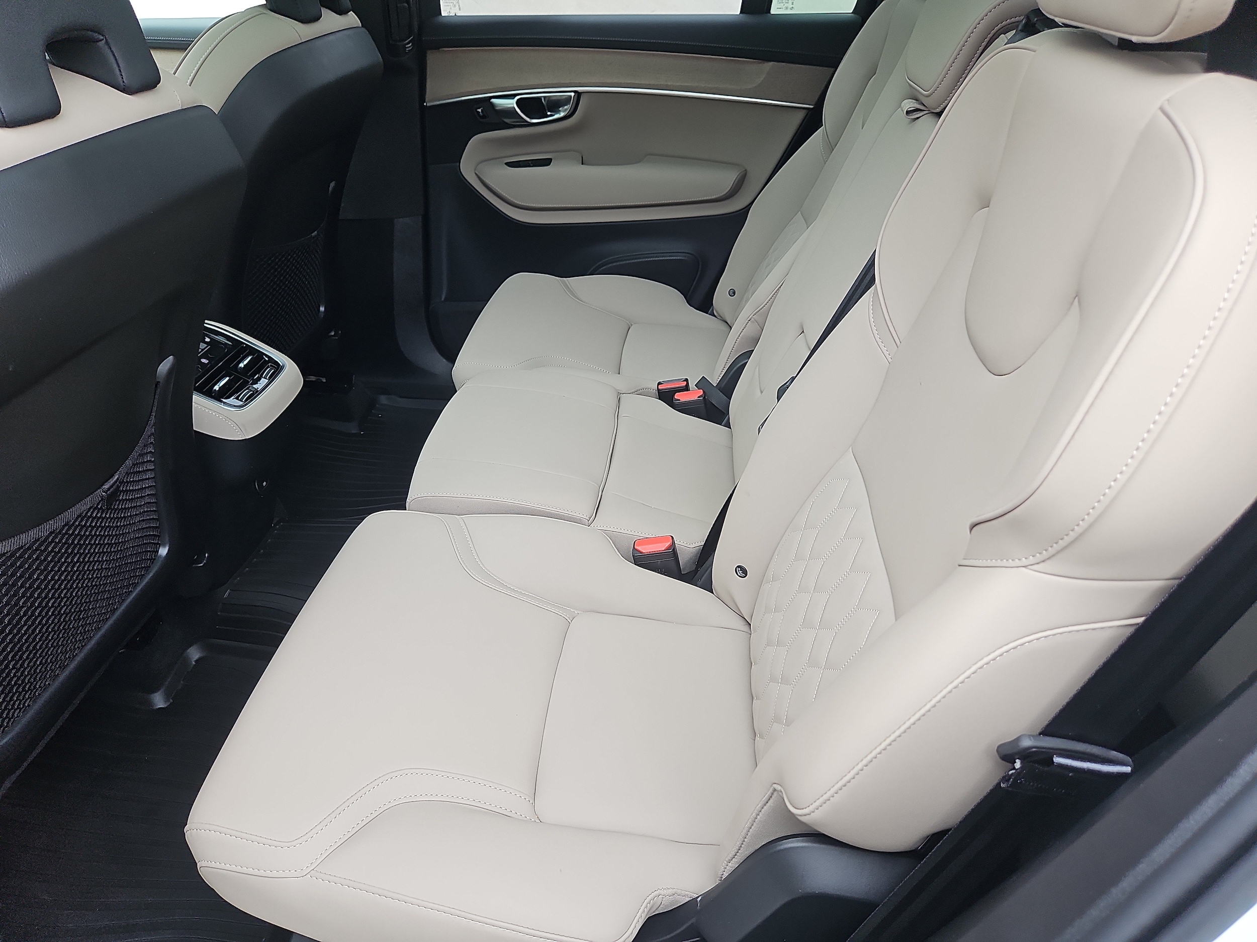 2026 Volvo XC90 Plus - Photo 33