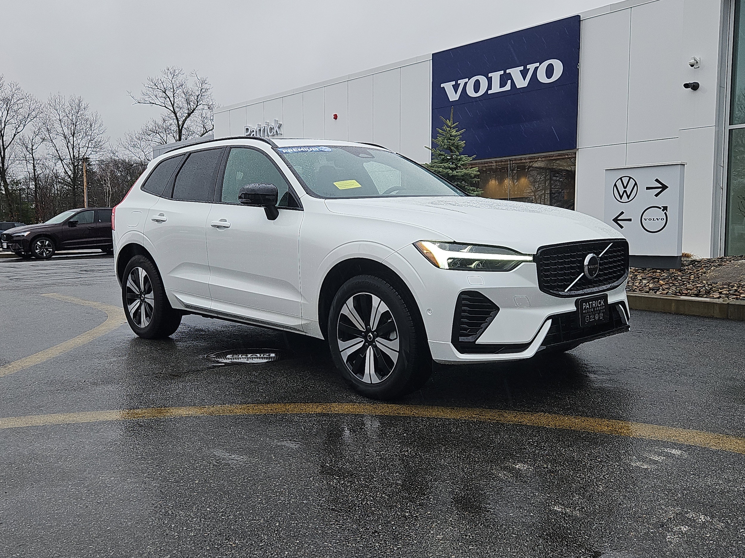 2025 Volvo XC60 T8 Plus Dark AWD's photo