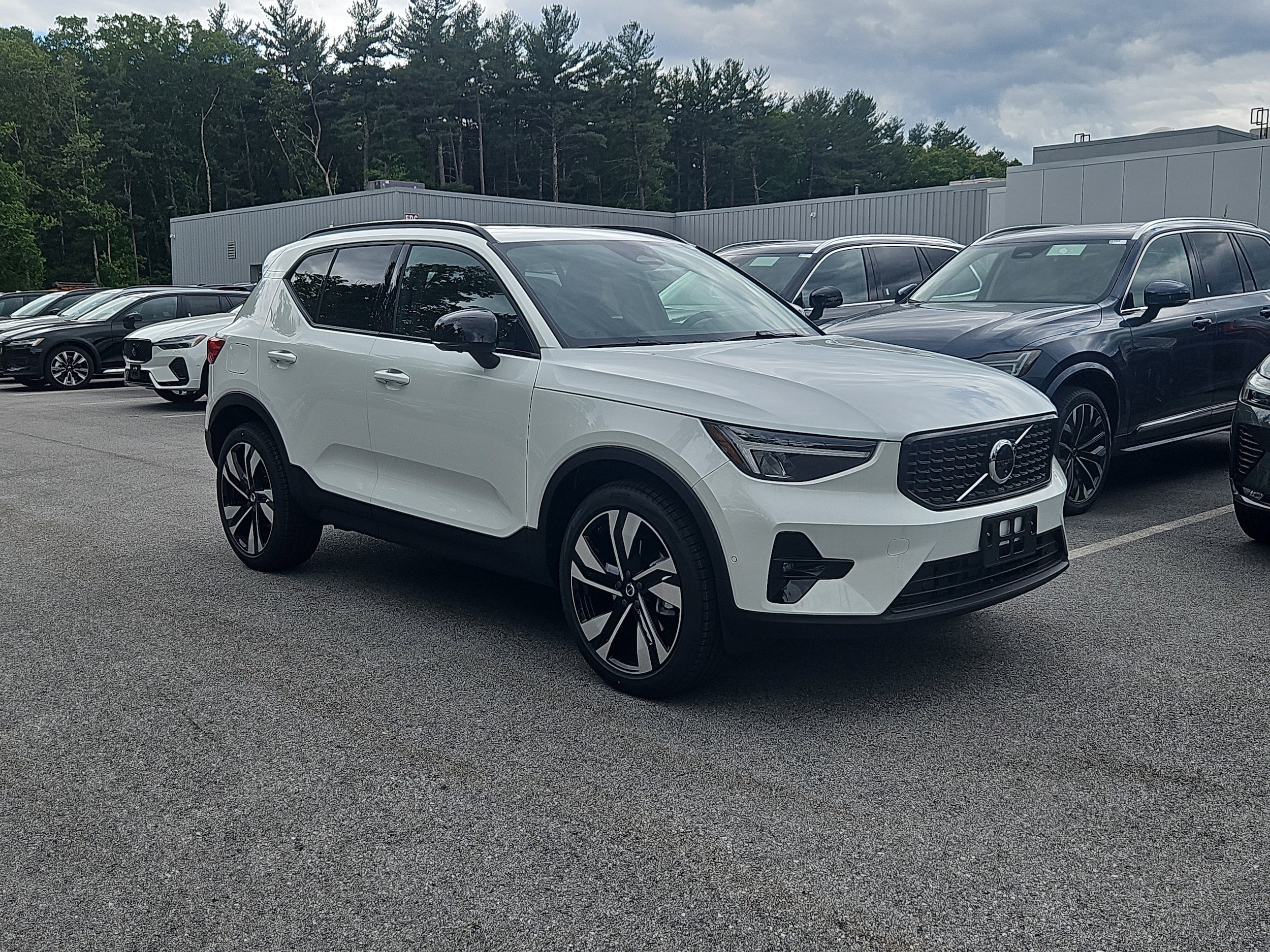 2026 Volvo XC40 B5 Plus Dark AWD's photo