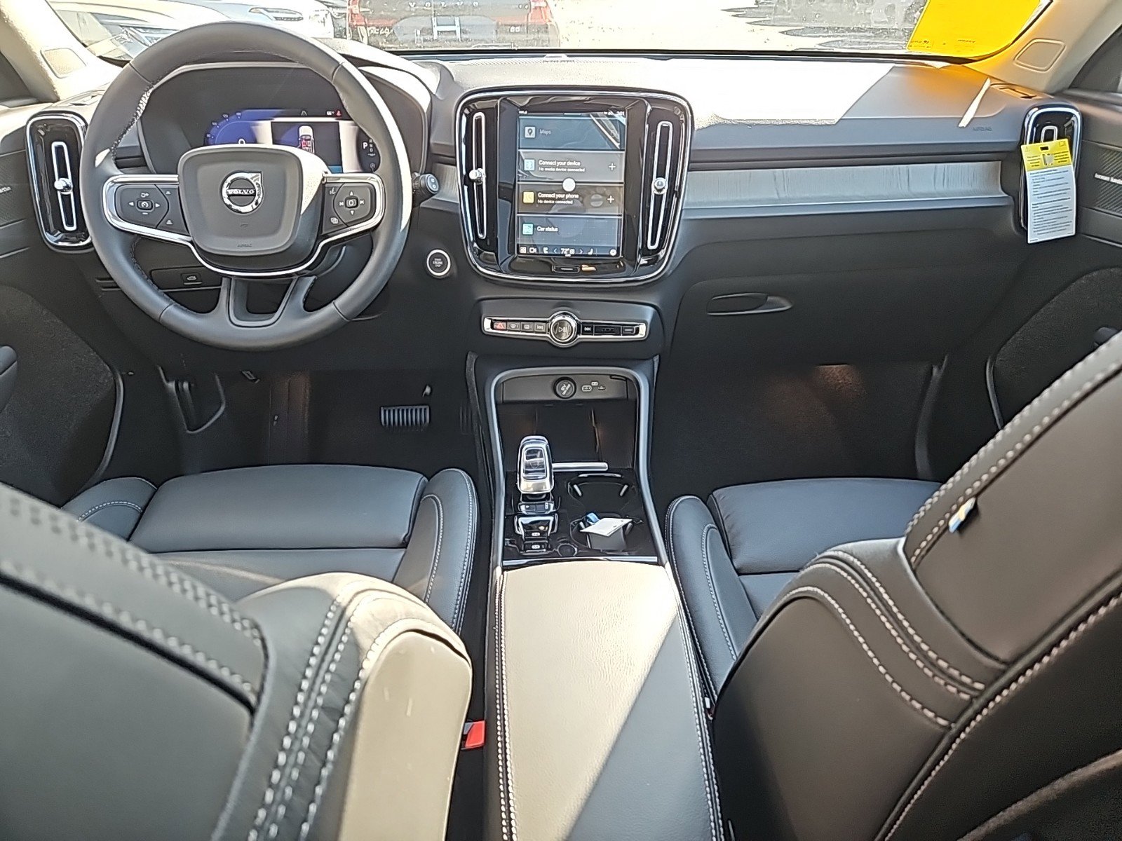 2025 Volvo XC40 Plus photo 3
