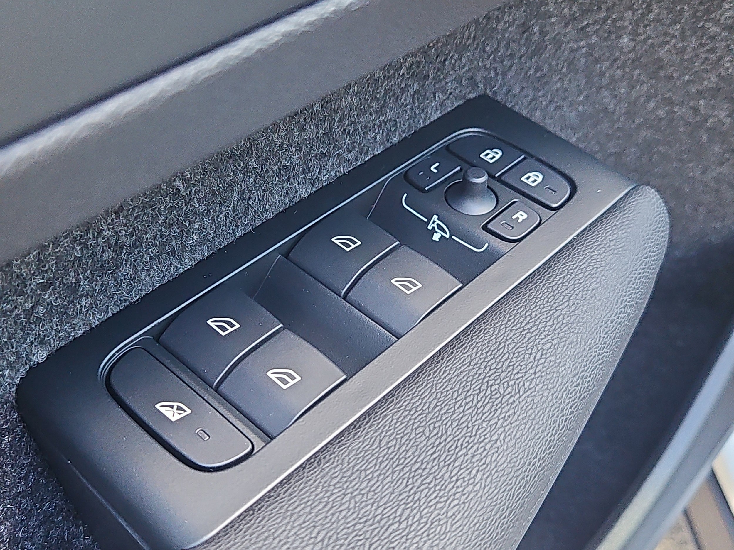 2026 Volvo XC40 Plus - Photo 16