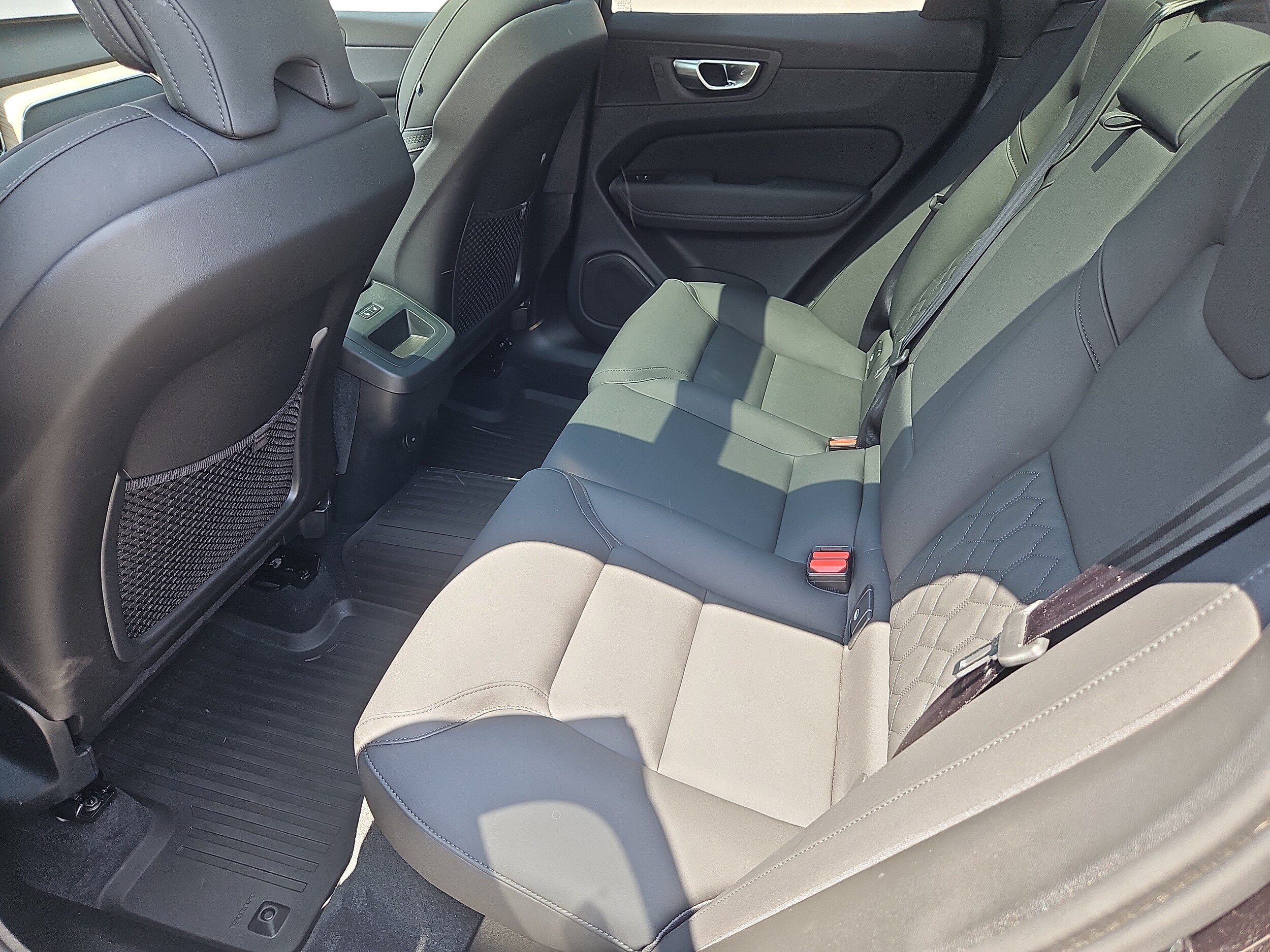 2026 Volvo XC60 Plus - Photo 32