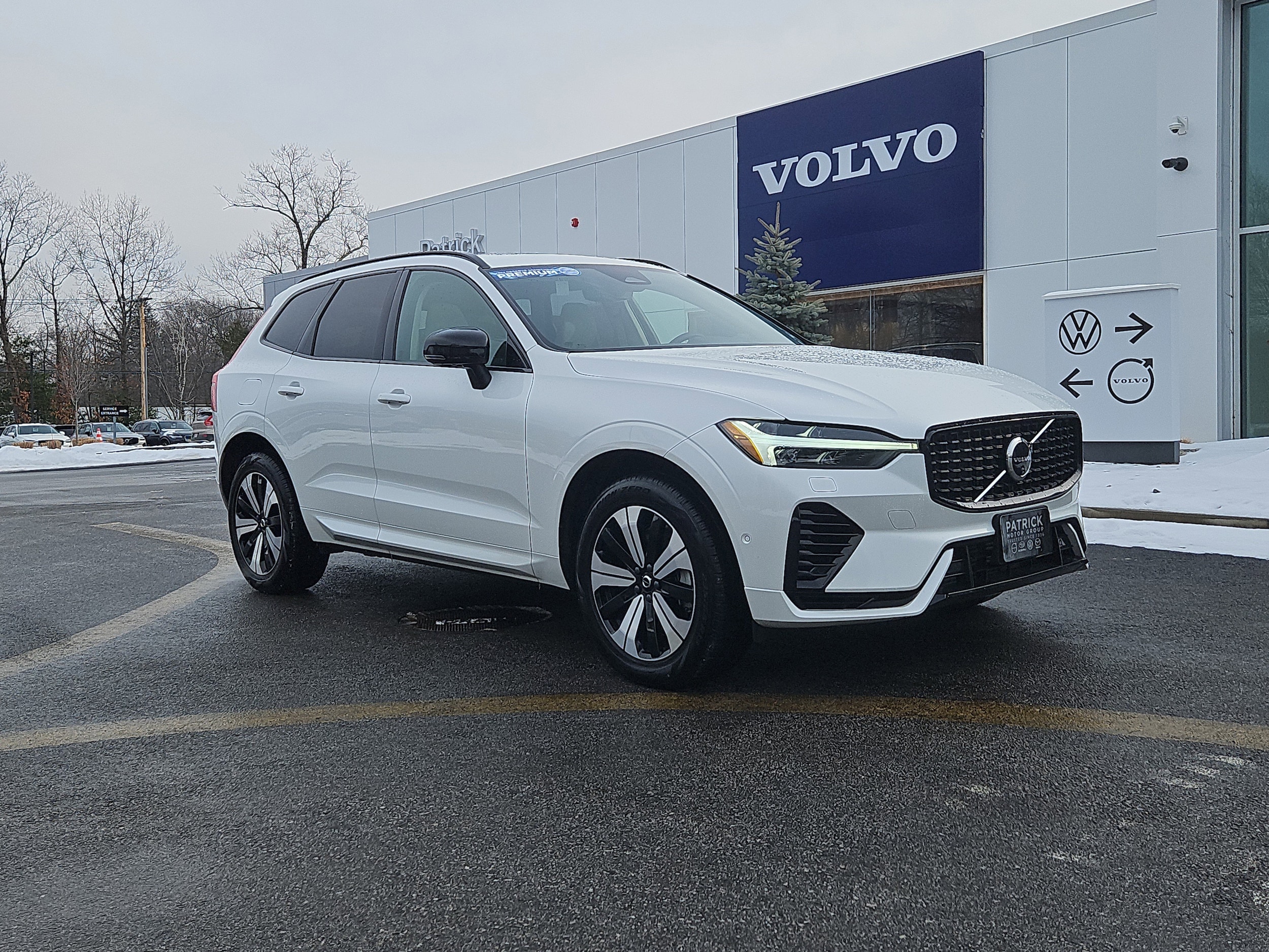 2025 Volvo XC60 Plus's photo