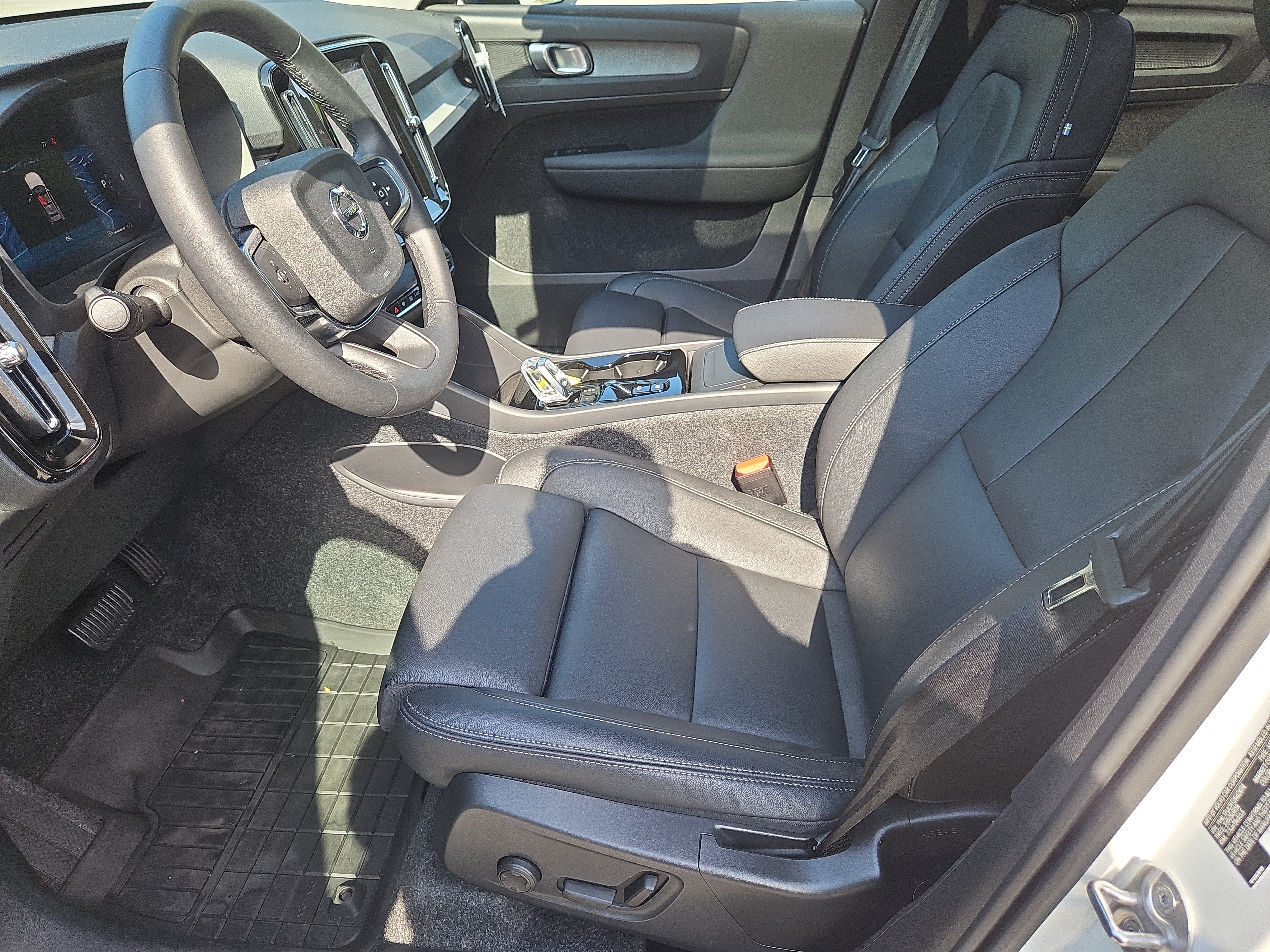 2026 Volvo XC40 Plus - Photo 32